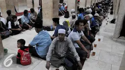Ribuan jamaah menanti waktu berbuka puasa di Masjid Istiqlal, Jakarta (22/6/2015). Sekitar 3000 kotak makanan dan minuman dibagikan setiap harinya selama bulan Ramadan. (Liputan6.com/JohanTallo)