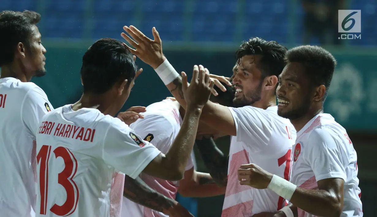 Pemain Timnas Indonesia merayakan gol yang dicetak Alberto Goncalves saat melawan Laos pada penyisihan Grup A Sepak Bola Asian Games 2018 di Stadion Patriot Candrabhaga, Bekasi, Jumat (17/8). (Liputan6.com/Helmi Fithriansyah)