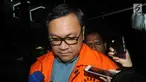 Bupati nonaktif Pakpak Bharat, Remigo Yolanda Berutu dikawal petugas usai menjalani pemeriksaan perdana oleh penyidik di gedung KPK, Jakarta, Selasa (27/11). Remigo diperiksa sebagai saksi untuk kasus suap proyek di dinas PUPR. (merdeka.com/Dwi Narwoko)