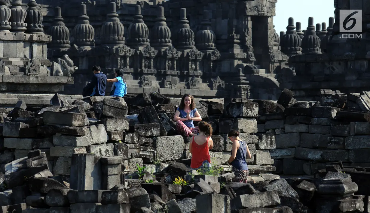 Wisatawan asing berfoto di areal Candi Prambanan, Sleman, Yogyakarta, Jumat (30/6). Mengisi libu panjang lebaran 2017, ribuan wisatawan dari berbagai daerah memadati kawasan Candi Prambanan. (Liputan6.com/Helmi Fithriansyah)
