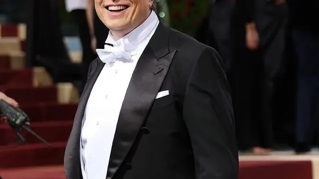 Gandeng Ibu, Ini 7 Potret Elon Musk dengan Busana Klasik di Met Gala 2022