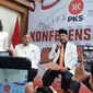 Presiden PKS Ahmad Syaikhu (tengah) didampingi Sekjen PKS Aboe Bakar Alhabsyi (kedua dari kiri) dan Ketua DPP PKS bidang Polhukam Almuzzammil Yusuf (paling kanan) menyampaikan hasil Rapimnas PKS di Jakarta, Selasa (21/6/2022). (Liputan6.com/Ady Anugrahadi)