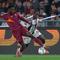 Jonathan David dan Evan Ndicka dalam duel perebutan bola di laga Liga Italia antara AS Roma vs Juventus di Stadio Olimpico, 2 Maret 2026. (Alfredo Falcone/LaPresse via AP)