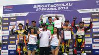 Tommy Richard Orlando naik podium pertama untuk kelas RX King Tune Up ajang Yamaha Cup Race (YCR) 2019 seri Boyolali, Minggu (28/4/2019). (Bola.com/Vincentius Atmaja)