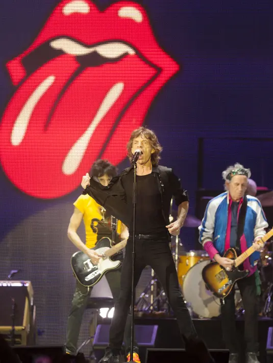 Ronnie Wood, Mick Jagger dan Keith Richards para personel band asal Inggris, The Rolling Stones, tampil di konser di Macau, Cina (9/3/2014). (Bintang/EPA)