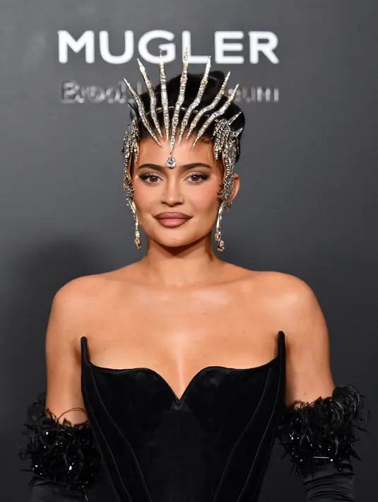 <p>Kylie Jenner tiba pada pembukaan pameran Thierry Mugler: Couturissime di Brooklyn Museum, Brooklyn, New York City, Amerika Serikat, 15 November 2022. Wanita berusia 25 tahun itu menabrak karpet merah dalam balutan gaun korset hitam yang membalut tubuh rampingnya. (ANGELA WEISS/AFP)</p>