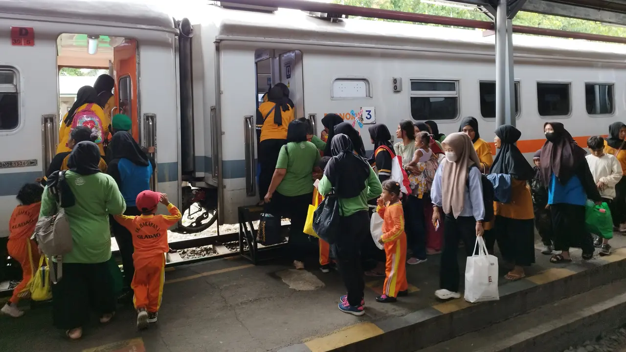 Penumpang Kereta Api Pandanwangi tujuan  Banyuwangi bersiap naik ke atas kereta  di Staisun Jember (Istimewa)