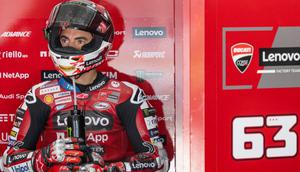 Pembalap MotoGP Italia dari tim Ducati Lenovo, Francesco Bagnaia, minum di dalam garasi timnya selama hari kedua tes pramusim MotoGP 2026 di Sirkuit Internasional Sepang di Sepang pada 4 Februari 2026. (Mohd Rasfan/AFP)