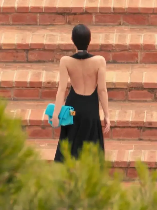 Mengenakan Dress Hitam Backless