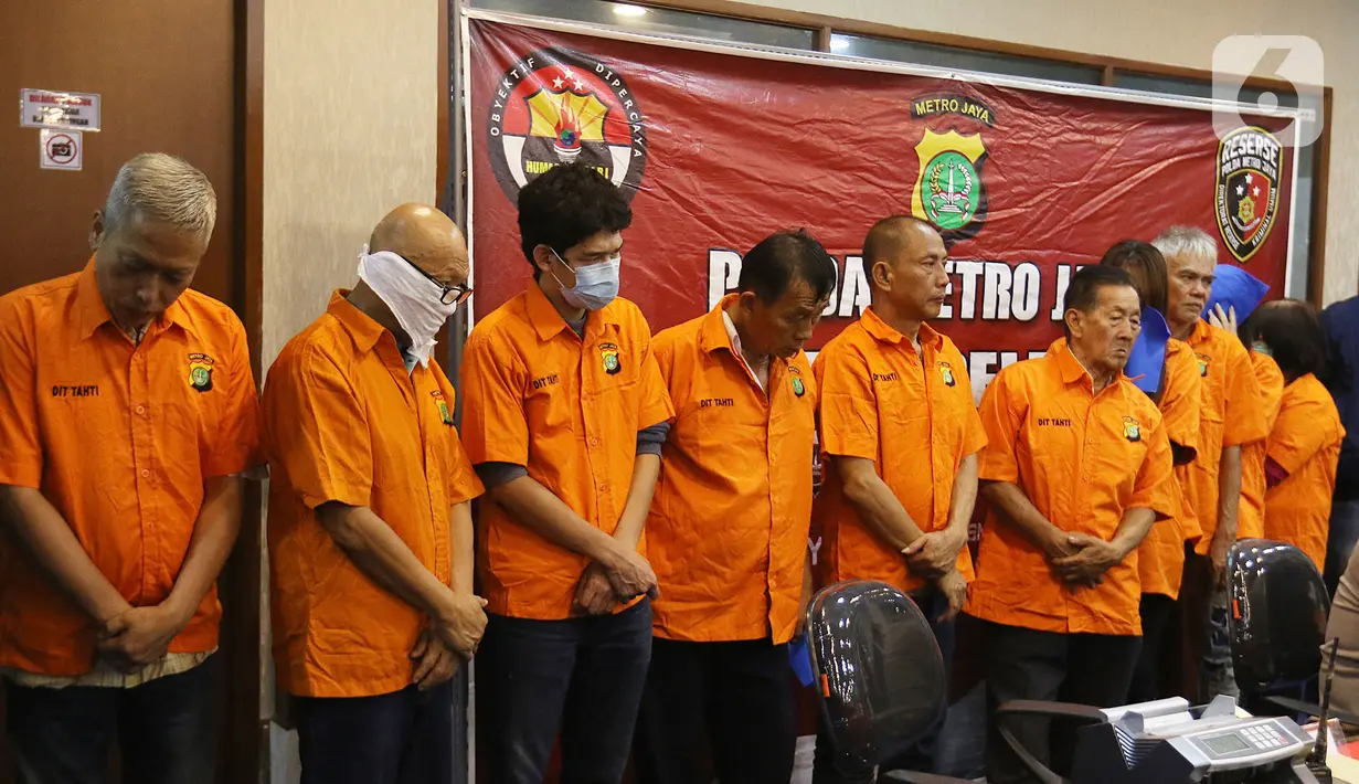 Para tersangka dihadirkan saat rilis kasus perjudian di Apartemen Robinson, Jakarta Utara, Selasa (8/10/2019). Polisi juga mengamankan sejumlah barang bukti seperti meja perjudian, uang senilai 200 juta, telepon genggam dan papan dan kartu untuk permainan judi. (Liputan6.com/Herman Zakharia)