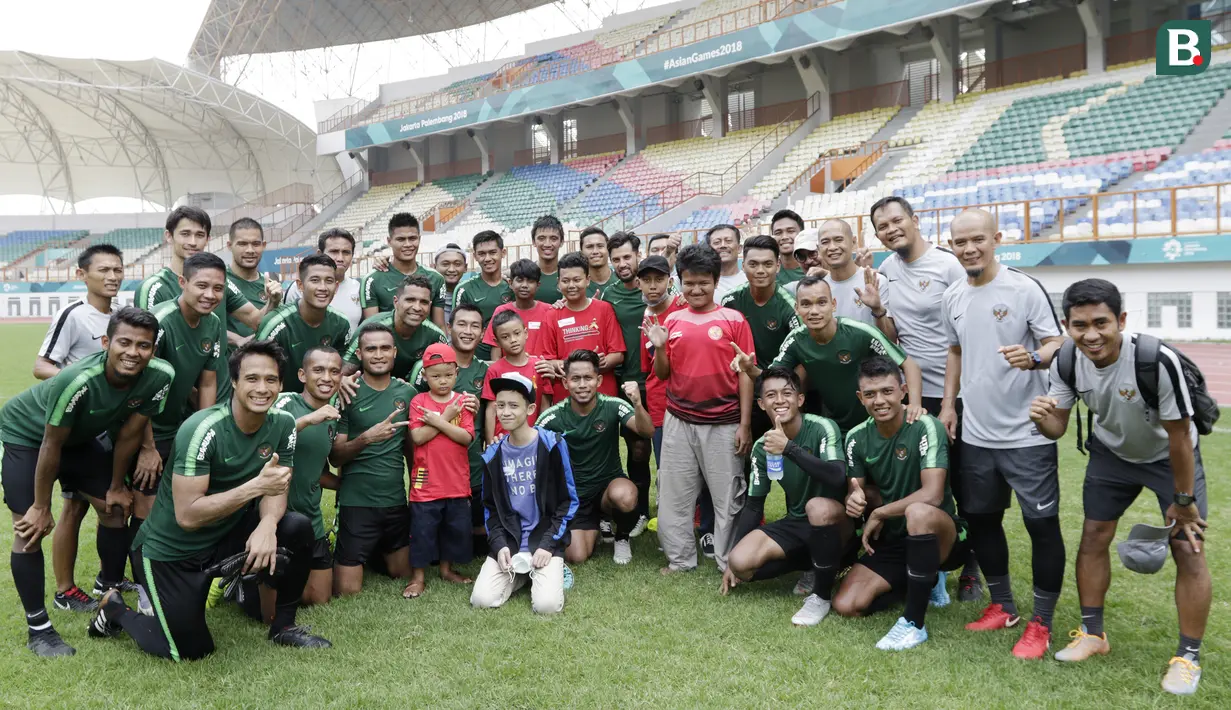 Pemain Timnas Indonesia foto bersama anak-anak pasien kanker usai latihan di Stadion Wibawa Mukti, Jawa Barat, Senin (5/11). Pemusatan latihan Timnas ini merupakan persiapan jelang Piala AFF 2018. (Bola.com/M Iqbal Ichsan)