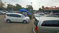 Kendaraan arus balik lebaran di rest area tol Tangerang - Merak mulai terlihat ramai. (Liputan6.com/Yandhi Deslatama) 