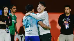 Kehadiran STY di stadion tentu menambah spesial laga tersebut. Setelah pertandingan, STY mendapatkan kesempatan untuk menemui kedua pemain di pinggir lapangan. Momen tersebut berhasil diabadikan dan menjadi viral di media sosial. STY terlihat berbincang hangat, memeluk Asnawi, dan menepuk kepala Arhan. (Liputan6/com/IG/@asnawi_bhr)