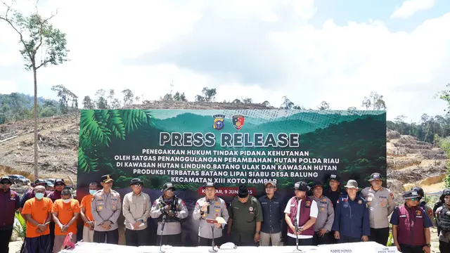 Konferensi pers di lokasi perambahan hutan yang melibatkan tetua adat atau ninik mamak di Kabupaten Kampar.