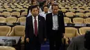 Ketua DPR Setya Novanto (kiri) bersama Wakil Ketua DPR Taufik Kurniawan meninjau kesiapan ruang Rapat Paripurna I, Kompleks Parlemen, Jakarta, Rabu (1/3). (Liputan6.com/Johan Tallo)