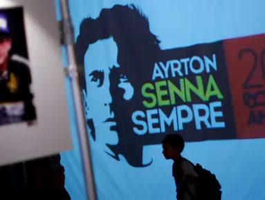 Sebuah pameran untuk mengenang 20 tahun kematian pembalap F1 Ayrton Senna dihelat di Sirkuit Imola, Italia, (1/5/2014). (REUTERS/Alessandro Garofalo)