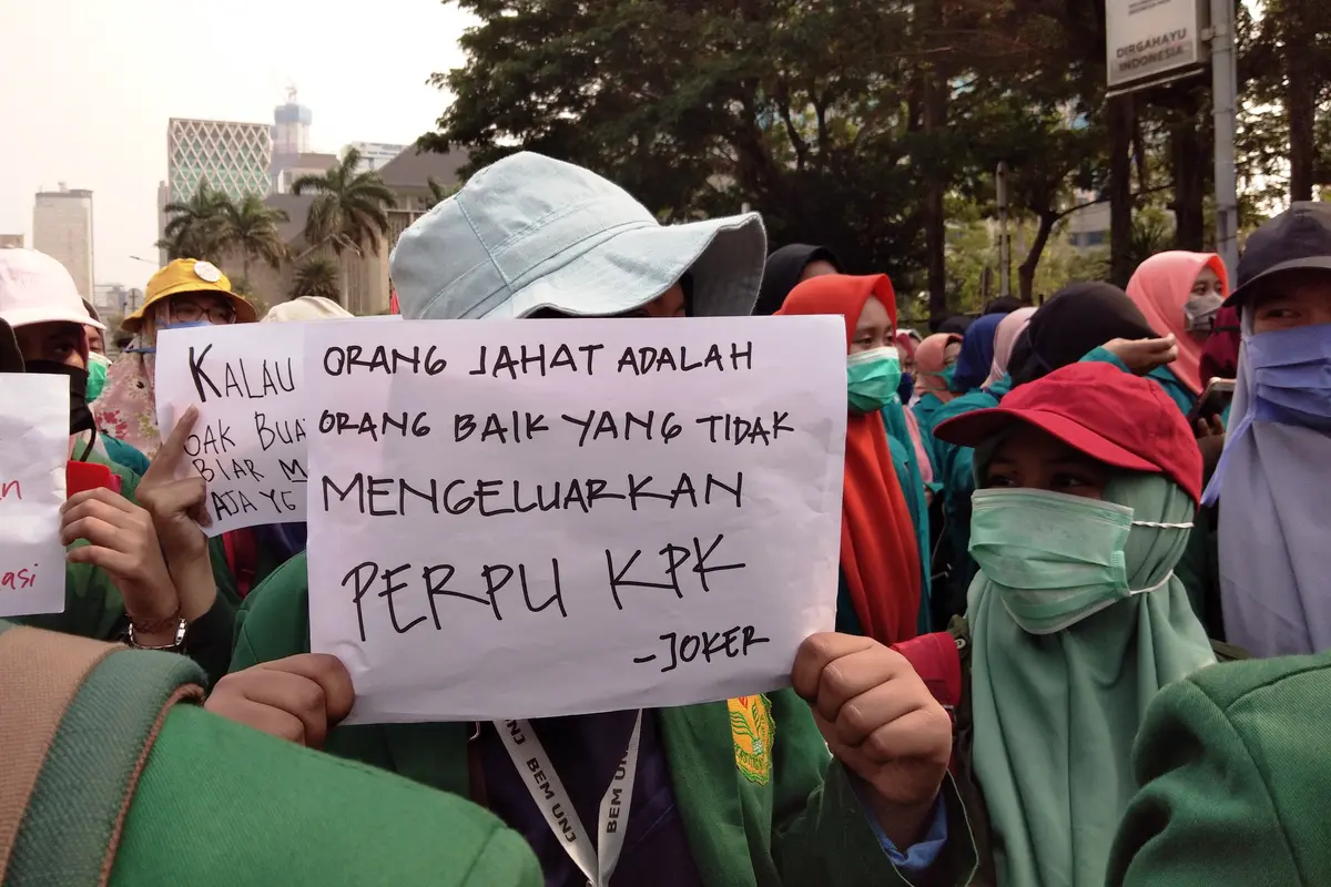 Demo mahasiswa di depan Istana meminta Presiden Jokowi mengeluarkan Perppu KPK