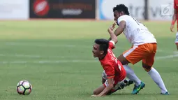 Gelandang Persija, Fitra Ridwan (kiri) terjatuh saat berebut bola dengan pemain Perseru pada lanjutan Liga 1 Indonesia di Stadion Patriot Candrabhaga, Bekasi, Selasa (19/9). Laga dimenangkan Persija 1-0. (Liputan6.com/Helmi Fithriansyah)