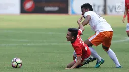 Gelandang Persija, Fitra Ridwan (kiri) terjatuh saat berebut bola dengan pemain Perseru pada lanjutan Liga 1 Indonesia di Stadion Patriot Candrabhaga, Bekasi, Selasa (19/9). Laga dimenangkan Persija 1-0. (Liputan6.com/Helmi Fithriansyah)