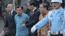 Presiden Jokowi berbincang dengan wakil Presiden Jusuf Kalla saat berjalan menuju Pesawat di Bandara Halim Perdana Kusuma, Jakarta, Sabtu (24/10/2015). Jokowi akan melakukan kunjungan kerja ke Amerika Serikat. (Liputran6.com/Faizal Fanani)