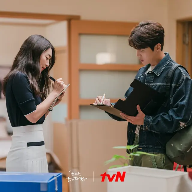 Shin Min Ah dan Kim Seon Ho dalam Hometown Cha-Cha-Cha. (tvN via Soompi)