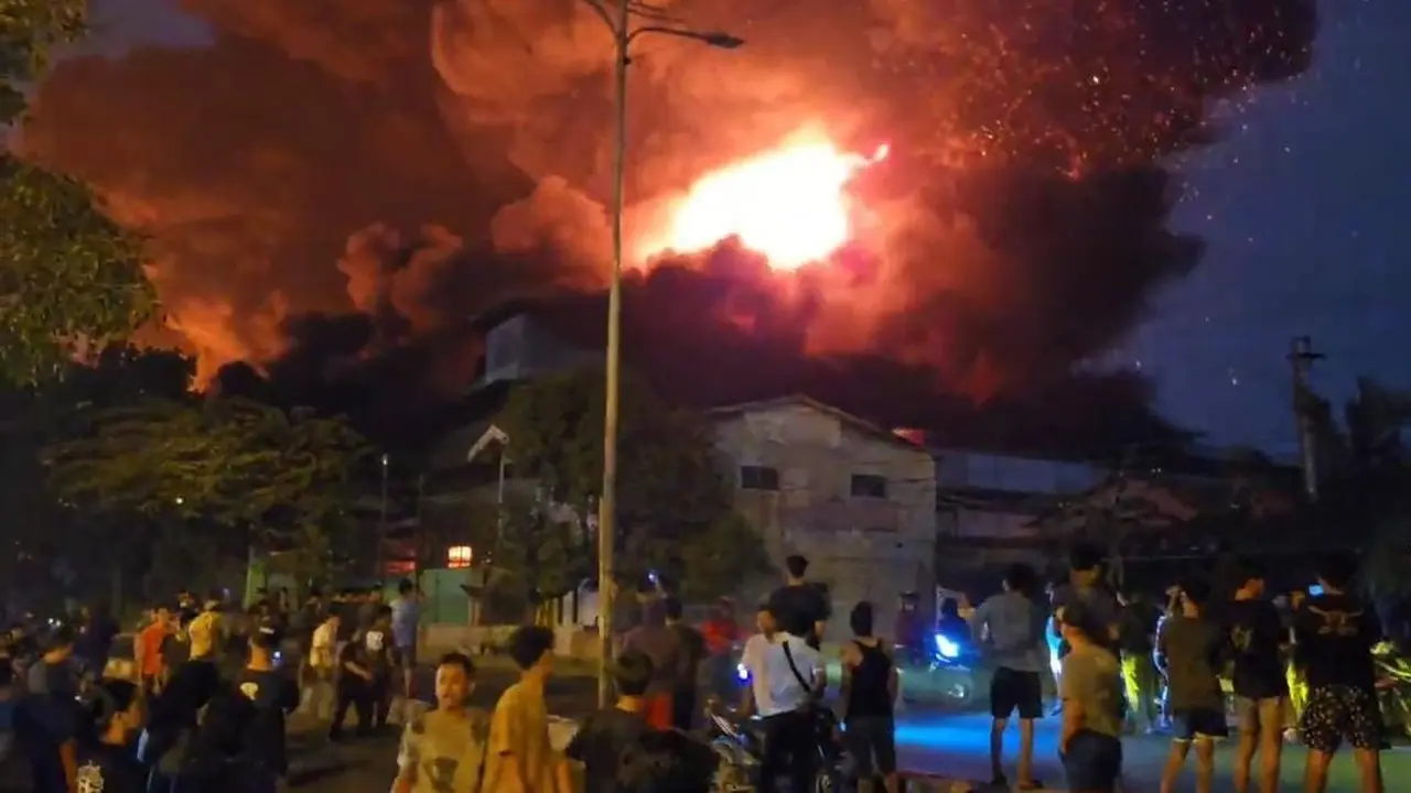 Pabrik sandal Swallow terbakar. (Liputan6.com/Reza Efendi)