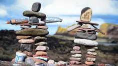 Salah satu wujud batu bertumpuk atau rock balancing dalam European Stone Stacking Championships 2018 di Dunbar, Skotlandia, Minggu (22/4). Kejuaraan batu bertumpuk ini merupakan yang terbesar di Eropa. (ANDY BUCHANAN/AFP)