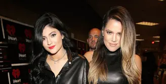 Kabar mengejutkan kembali datang dari keluarga Kardashian-Jenner. Setalh ramai menjadi perbincangan publik mengenai kehamilan Kylie Jenner, kini sang kakak, Khloe Kardashian juga diberitakan hamil. Benar kah? (AFP/Isaac Brekken)