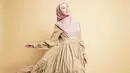 <p>Gamis berbahan katun dengan detail ruffle dan ikat pinggang akan membuatmu tampil memesona. (instagram/laudyacynthiabella)</p>