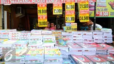 Jelang tahun ajaran baru 2015/2016, penjualan buku tulis dan perlengkapan sekolah meninggkat hingga 30 persen, Jakarta, Minggu (16/7/2015). Tampak seorang anak sedang melihat aneka perlengkapan sekolah. (Liputan6.com/Yoppy Renato)