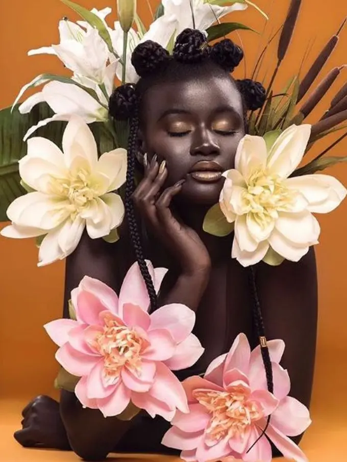 [Fimela] Cantik Tak Cuma Putih, Khoudia Diop Buktikan Kalau Kulit Sehitam Arang Juga Memesona