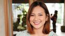 Dalam perayaan kecil ultah sang suami, Indah tampil menawan dalam balutan gaun berwarna hijau mint dengan desain yang feminin dan anggun. Rambut bob sebahu dengan warna kecokelatan melengkapi penampilan yang manis dan fresh di hari yang begitu spesial. (Liputan6.com/IG/@arie_kriting)