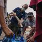 16 ribu liter air bersih disalurkan untuk korban banjir Pandeglang Banten. (Liputan6.com/Pramita Tristiwati)
