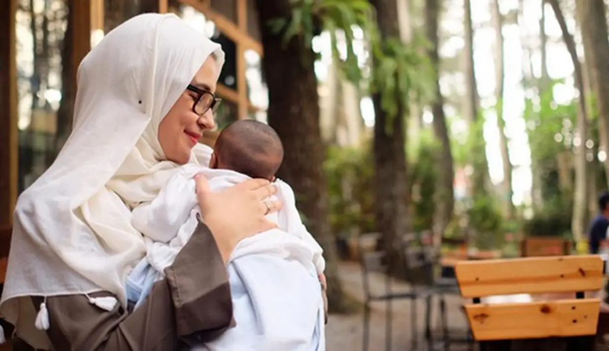 Baru beberapa jam diunggah, foto itu mendapatkan like hingga 65.5 k. Dan 728 komentar juga membanjiri laman komentar foto itu. Selain doa, banyak juga dimanfaatkan mengenalkan prodaknya. (instagram/shireensungkar)