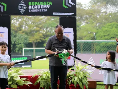 Ketua Umum KONI, Marciano Norman melakukan potong pita saat Launching Borussia Academy di Deutsche Schule Jakarta, BSD, Tangerang, Sabtu (03/06/2023). (Bola.com/Bagaskara Lazuardi)