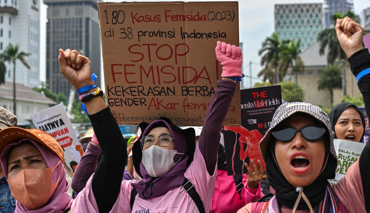 Pengujuk rasa dari Aliansi Perempuan Indonesia mengambil bagian dalam aksi protes di jalanan pada 16 Hari Internasional Penghapusan Kekerasan terhadap Perempuan, di Jakarta, 25 November 2024. (BAY ISMOYO/AFP)