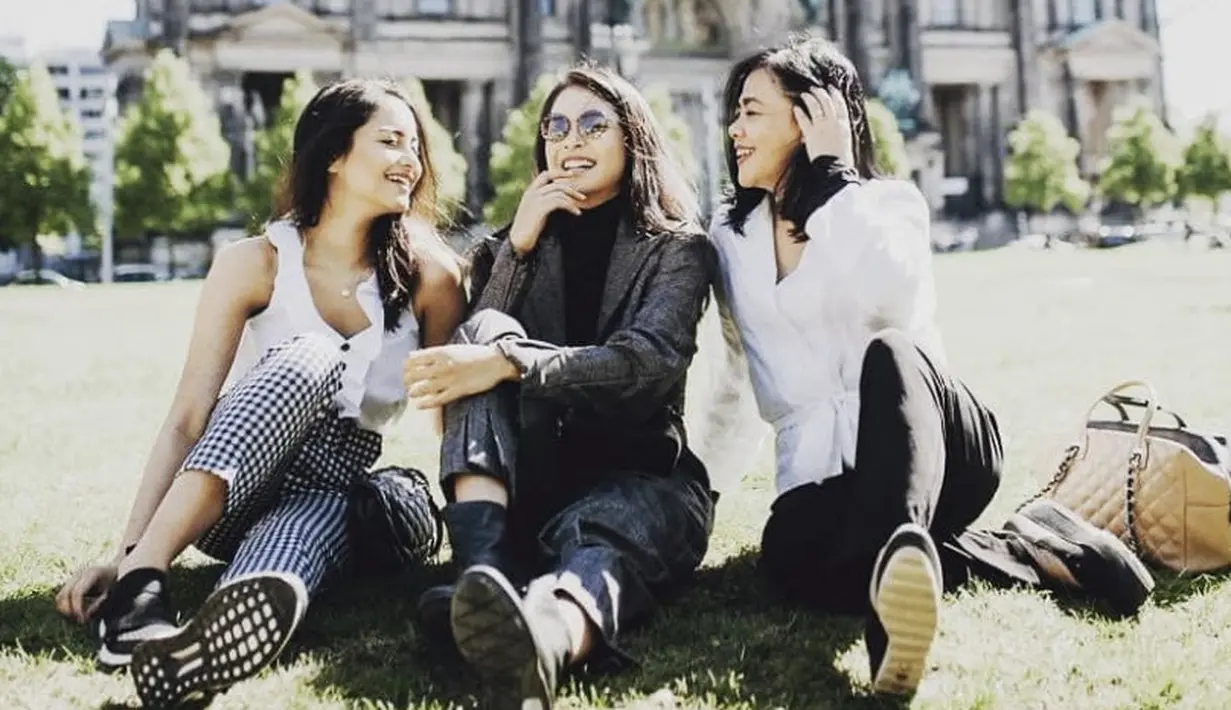 <p>Menjadi sosok ibu dan sahabat bagi anak-anaknya, Muren pun kerap mengunggah foto kebersamaan. Seperti ia tampil dengan atasan putih dan celana hitamnya. @muren.s</p>