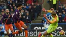 Proses terjadinya gol kedua man City yang dicetak Leroy Sane pada laga lanjutan Premier League yang berlangsung di stadion John Smith, Huddersfield, Minggu (20/1). Manchester City menang 3-0 atas Huddersfield. (AFP/Paul Ellis)
