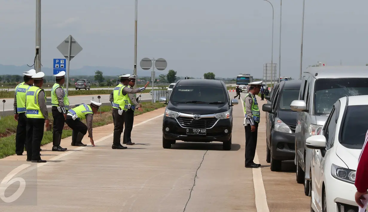 Polisi saat memberhentikan mobil yang melaju di jalan tol Cikampek-Palimanan KM.165, Majalengka, (14/12). Polda Jabar bekerjasama dengan PT Lintas Marga Sedaya (LMS) melakukan berbagai langkah penegakan hukum. (Liputan6.com/Angga Yuniar)