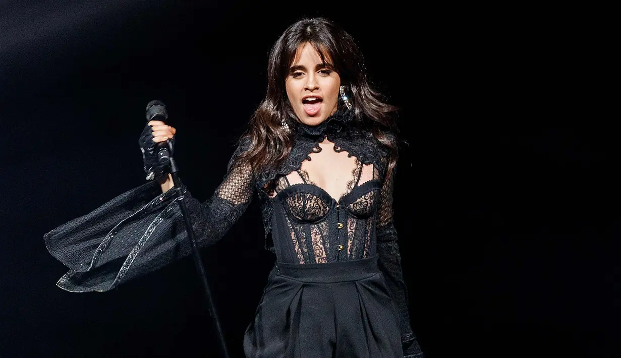 Aksi panggung Camila Cabello saat tampil membuka 'Never Be the Same Tour' di Orpheum di Vancouver, Kanada (9/4). Penyanyi 21 tahun ini tampil dengan gaun lingerie hitam super seksi. (AFP/Getty Images/Andrew Chin)