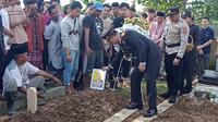 Wakapolda Lampung, Brigjen Pol Ahmad Ramadhan memberikan penghormatan terakhir pemakaman Briptu Anumerta M Ghalib. Foto : (Liputan6.com/Ardi).