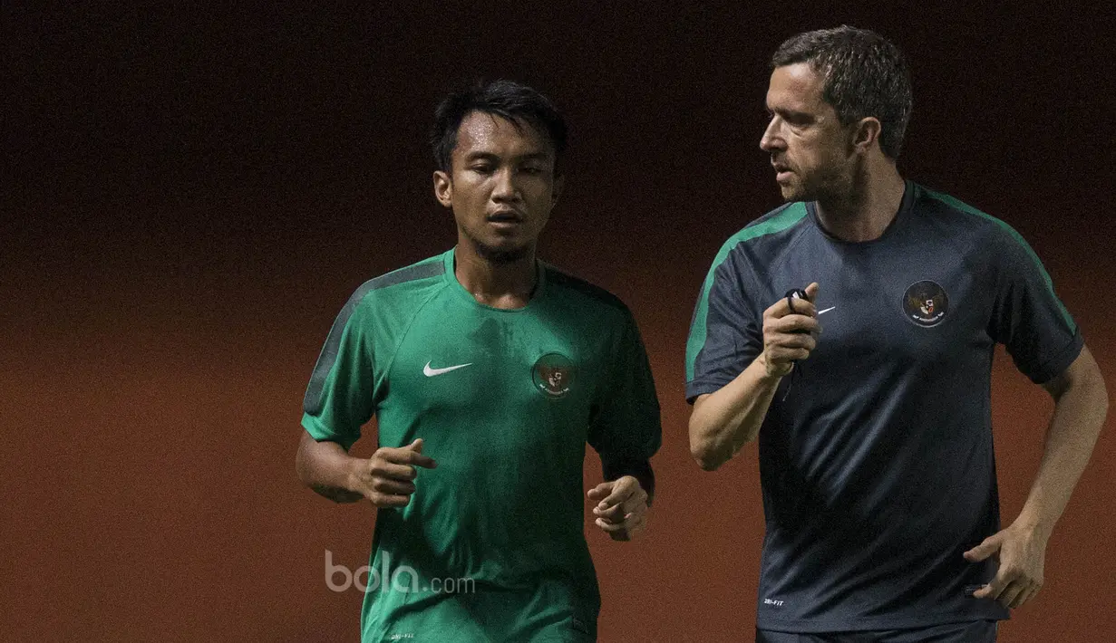 Pemain Timnas Indonesia, Muhammad Hargianto, latihan terpisah karena cedera di Stadion Maguwoharjo, Sleman, Selasa (11/6/2017). Latihan ini persiapan jelang ujicoba melawan Puerto Rico. (Bola.com/Vitalis Yogi Trisna)