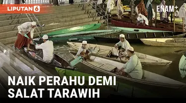 Akibat Banjir di Jambi, Warga Rela naik Perahu demi Salat Tarawih di Masjid