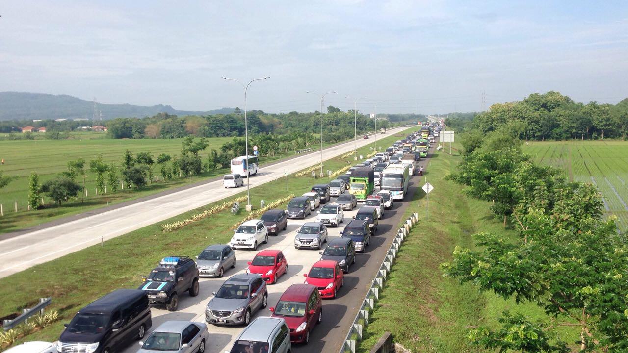 Masuk Tol Cipali Jelang Natal, Pengendara Antre Sampai 3 Jam