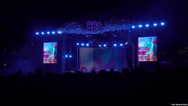 Rich Brian dan NIKI Meriahkan Festival 88 Rising 'Head in the Clouds ...
