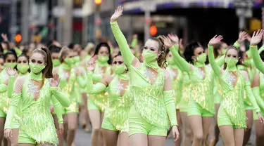 Para pengunjuk rasa mengenakan masker pada Macy's Thanksgiving Day Parade di New York, Amerika Serikat, 25 November 2021. Macy's Thanksgiving Day Parade kembali sepenuhnya setelah dirundung pandemi COVID-19 tahun lalu. (Photo by Charles Sykes/Invision/AP)