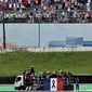 Para pebalap F1 mengikuti parade dengan truk yang dipasangi bendera Prancis sebagai tanda duka terhadap para korban serangan teroris sebelum dimulainya start F1 GP Brasil di Sirkuit Interlagos, Sao Paulo, Brasil, (15/11/2015). (AFP Photo/Nelson Almeida)