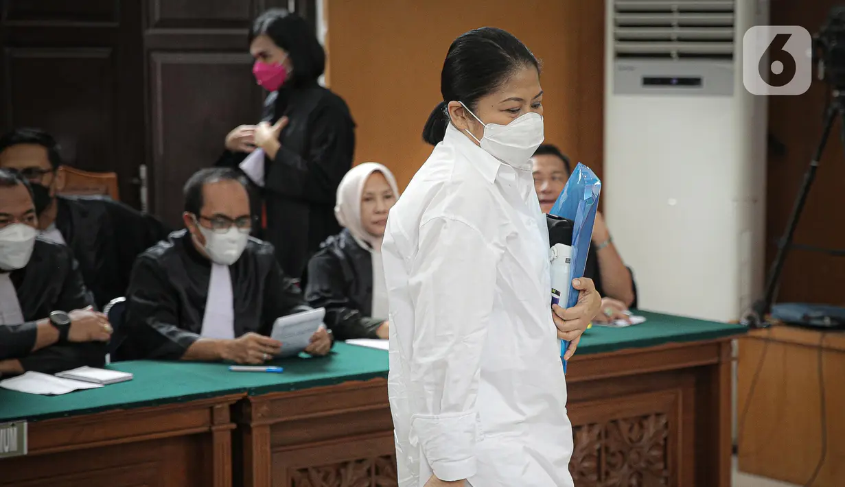 Putri Candrawathi bersiap menjalani sidang kasus pembunuhan berencana Yosua Hutabarat atau Brigadir J di Pengadilan Negeri Jakarta Selatan, Jakarta, Rabu (25/1/2023). Putri juga bercerita bahwa Brigadir J mengancam dirinya dan orang-orang terdekatnya jika ia berani menceritakan pemerkosaan itu kepada orang lain. (Liputan6.com/Faizal Fanani)