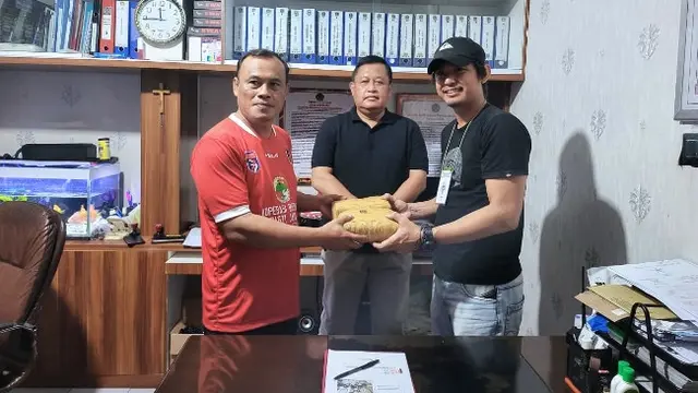 Penyerahan ganja yang dilempar di Lapas Pekanbaru ke penyidik Polresta Pekanbaru.