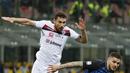 Pemain Inter Milan, Mauro Icardi (kanan) berebut bola dengan pemain Cagliari, Artur Ionita pada lanjutan Serie A di San Siro stadium, Milan, (17/4/2018). Inter menang 4-0. (AP/Antonio Calanni)